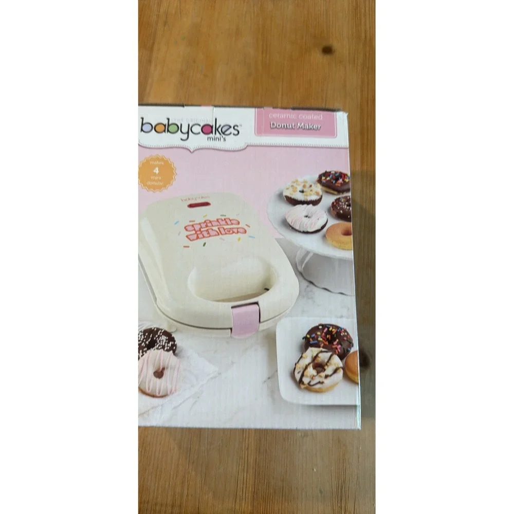 Babycakes Mini Donut Maker Ceramic‎ Coated Non-Stick Bakes 4 Donuts White Pink